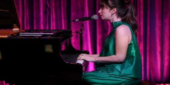 Piyano Başında Bir Şehir Ozanı